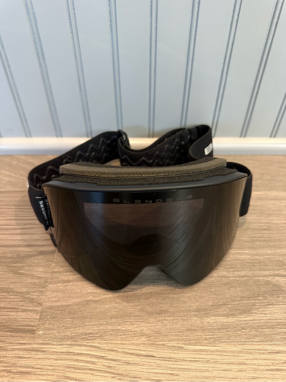 BLENDERS Snowboard Ski Goggles Smoked Lens Black White Strap